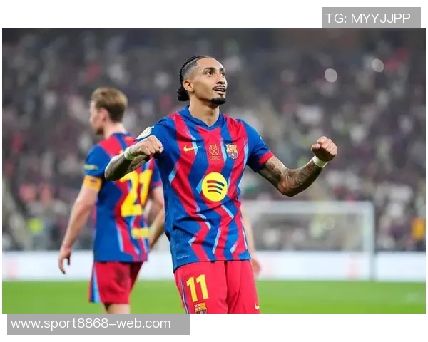 拉菲尼亚赛后感动跪地与弗里克深情相拥庆祝夺冠荣耀